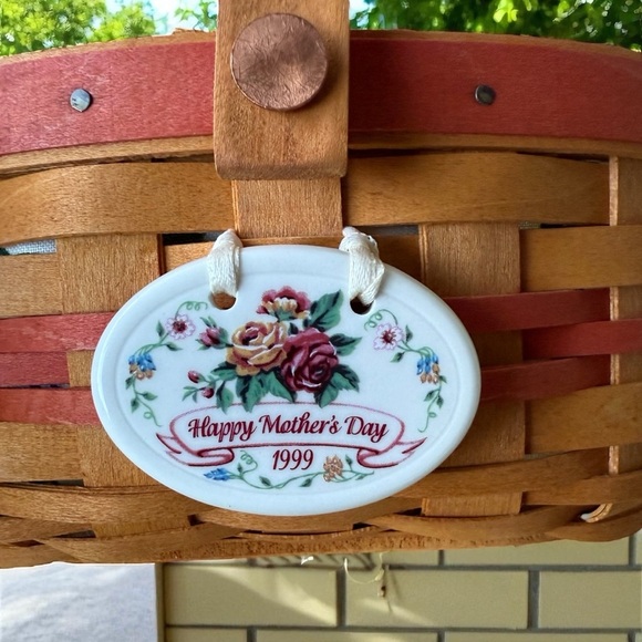 Longaberger 1999 Mother's Day Basket with Liner & Tie-On - Picture 2 of 4